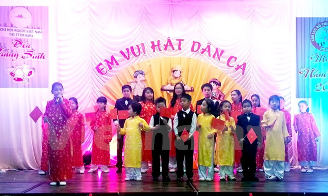 Vietnamese children in Czech sing folk song
